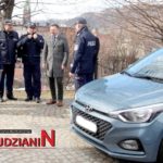 Policjanci z nowym radiowozem