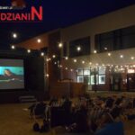 Wieczorne kino na plaży w Nowej Rudzie